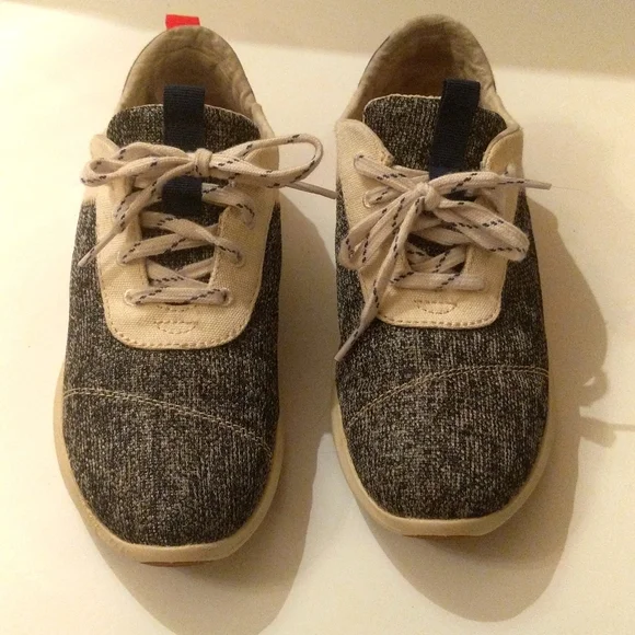 Toms woman's size 7 sneakers. - Picture 3 of 7
